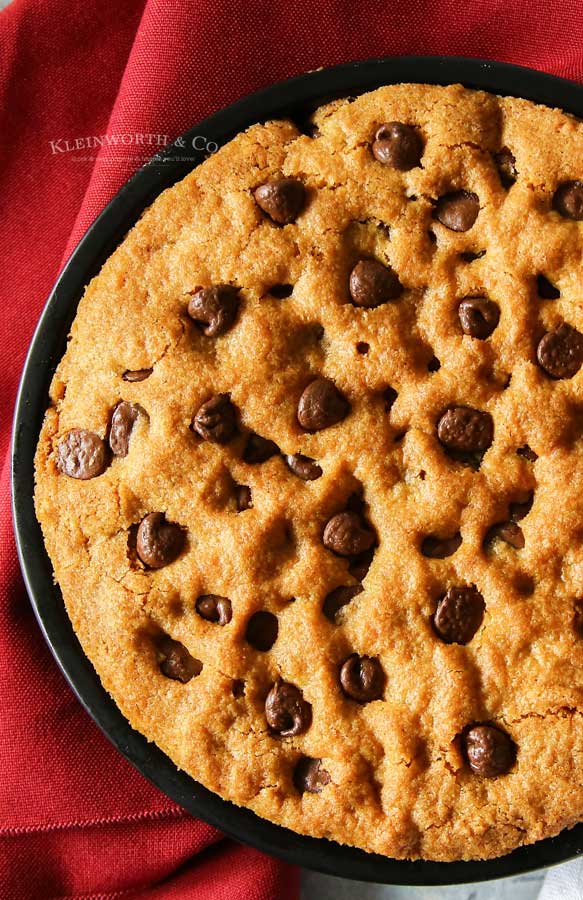 https://www.kleinworthco.com/wp-content/uploads/2019/02/Air-Fryer-Chocolate-Chip-Skillet-Cookie-recipe.jpg