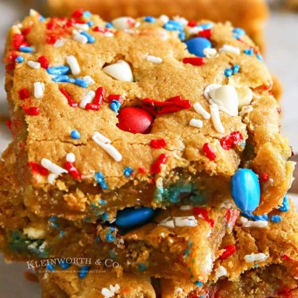 Samoa Cookie Bars - Yummi Haus