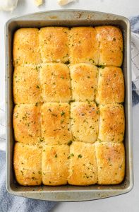 30-Minute Garlic Parmesan Dinner Rolls - Yummi Haus