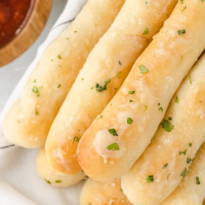 Copycat Olive Garden Breadsticks - Yummi Haus