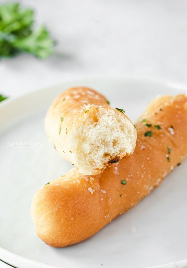 Copycat Olive Garden Breadsticks - Yummi Haus