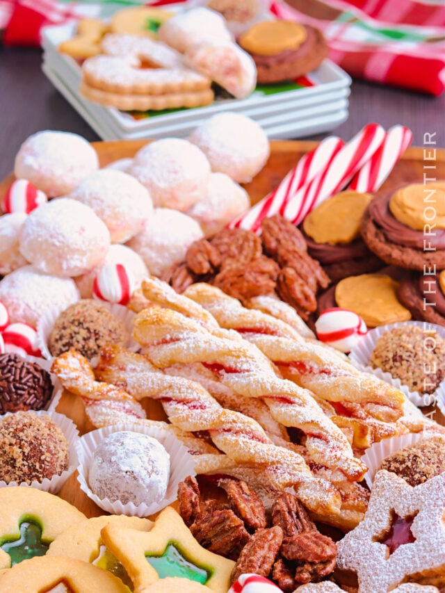 How to Make a Christmas Cookie Board