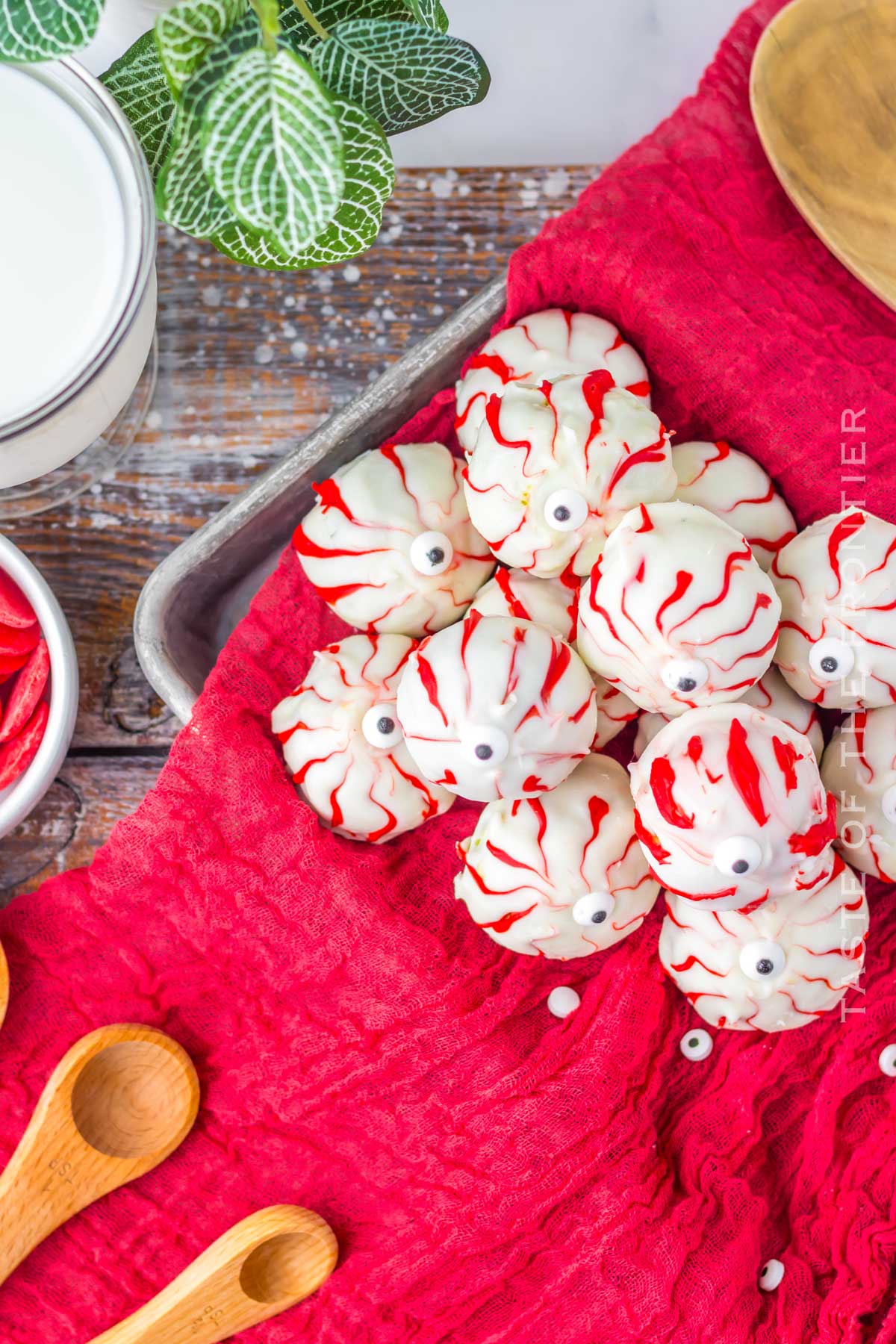 no-bake Halloween Eyeball Truffles