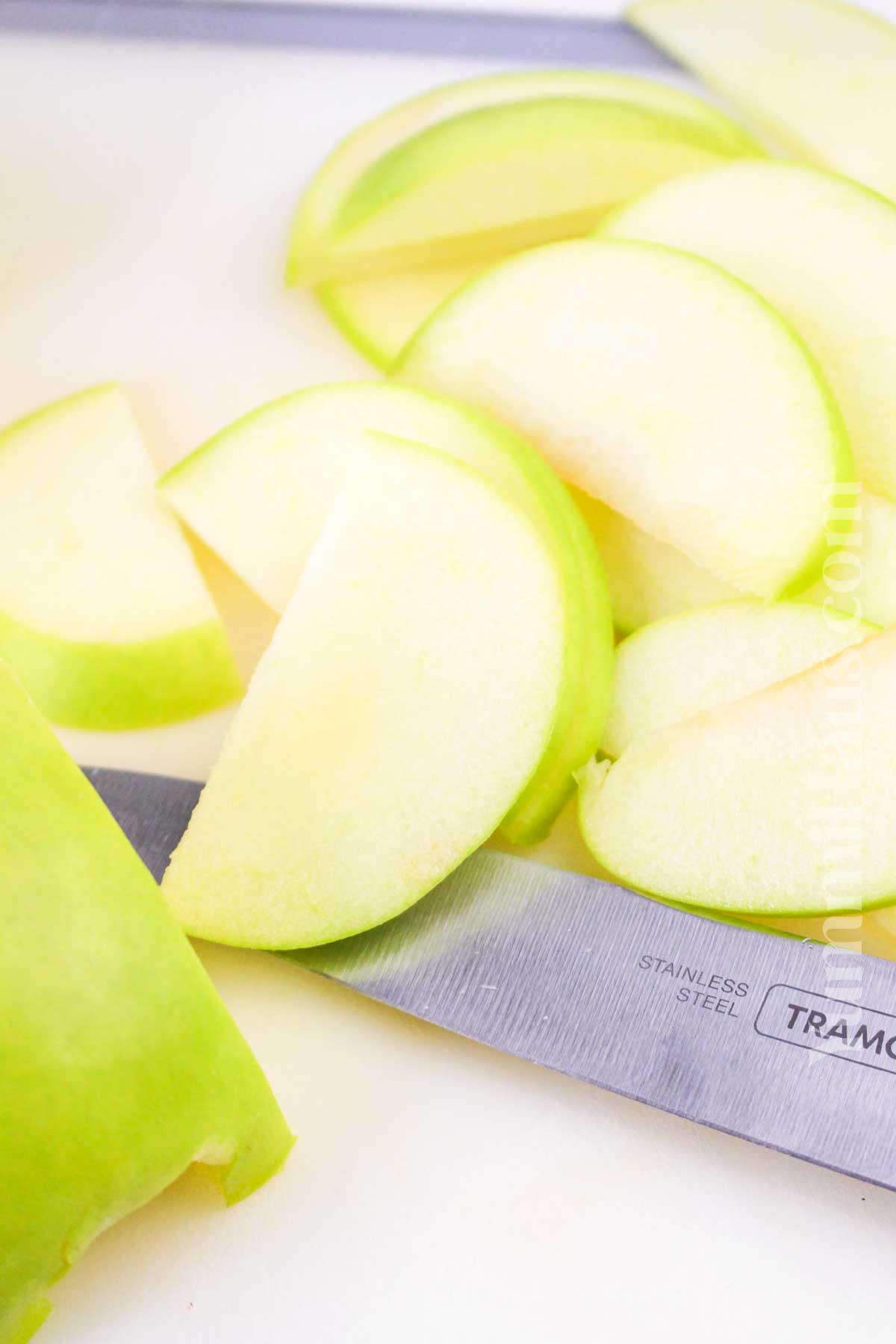 slicing the apples