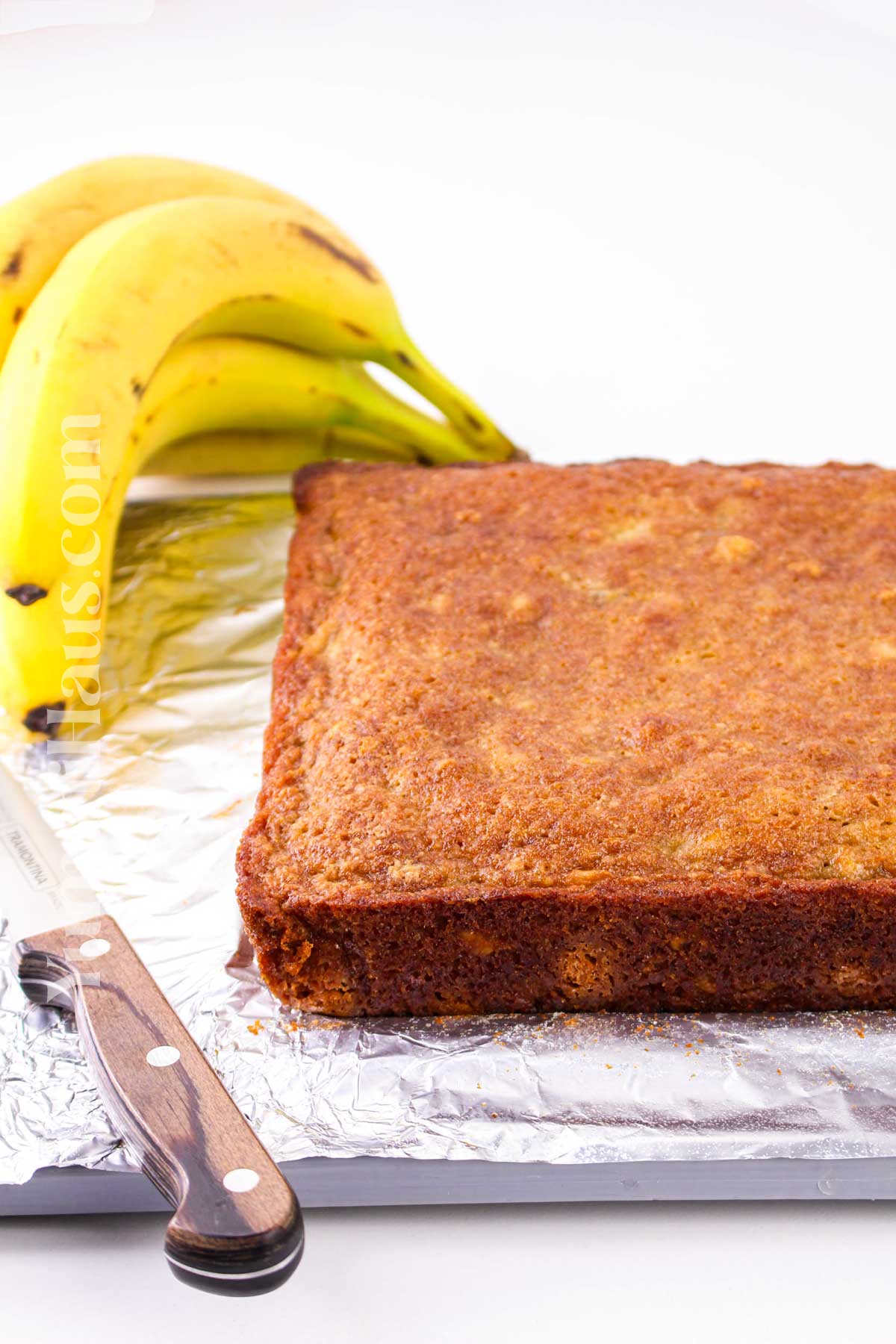 slicing the bars after baking