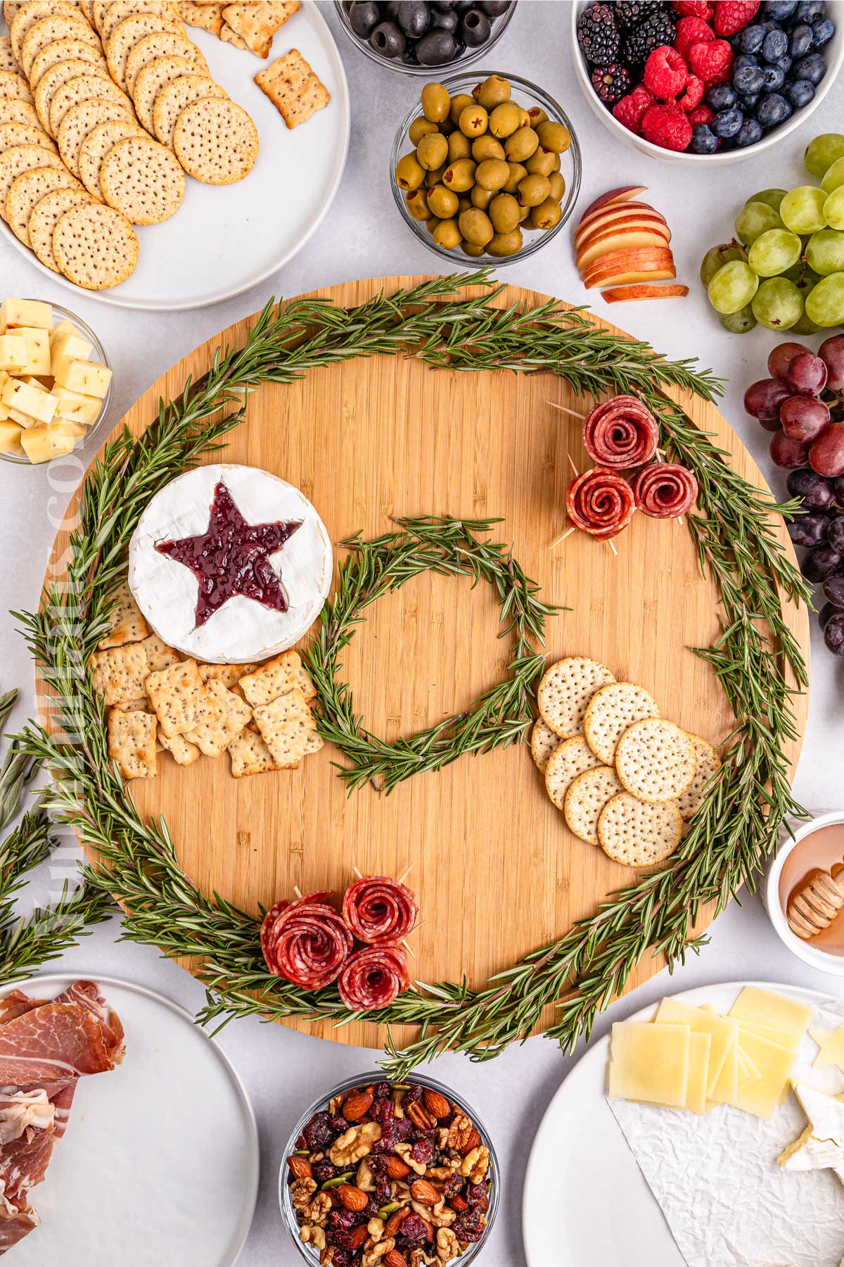 how to make a Christmas Wreath Charcuterie Board