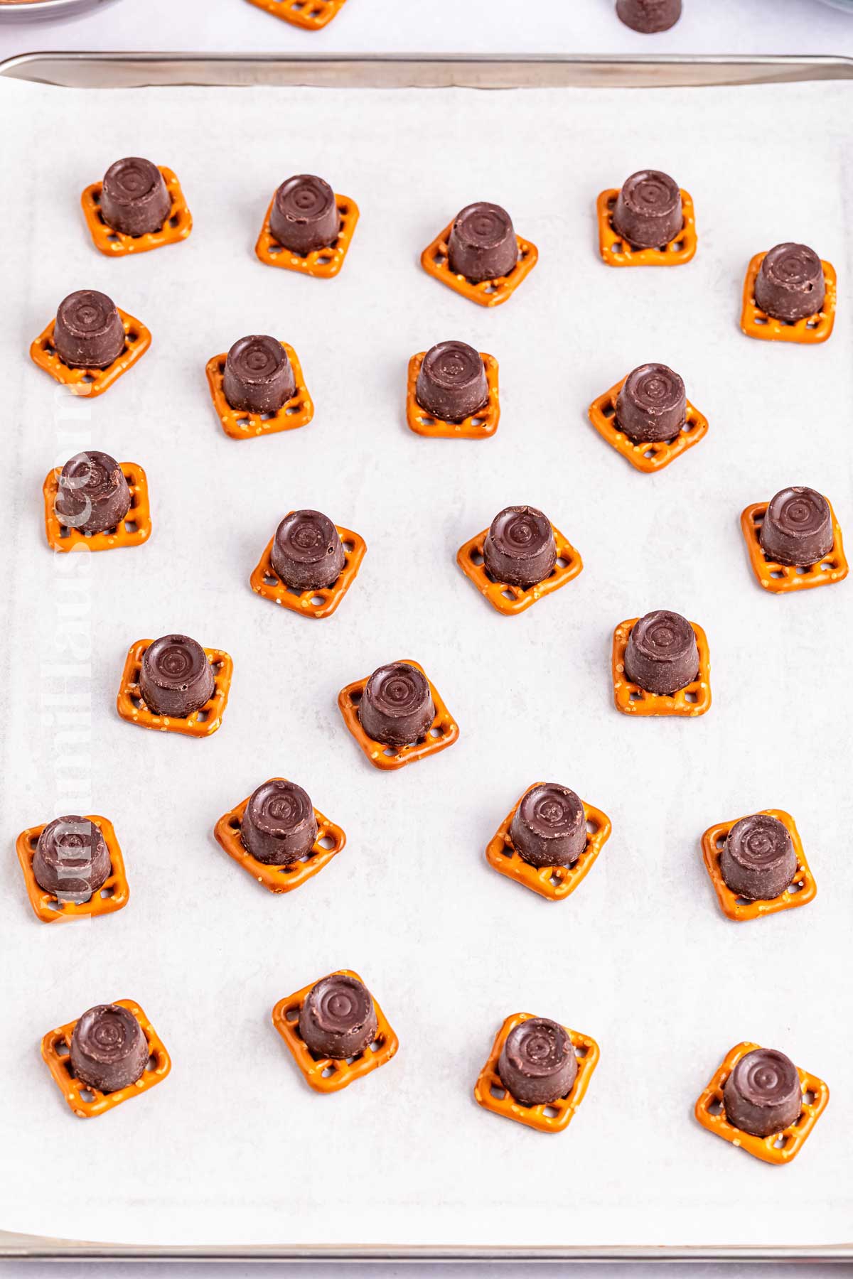 how to make Christmas Rolo Pretzels