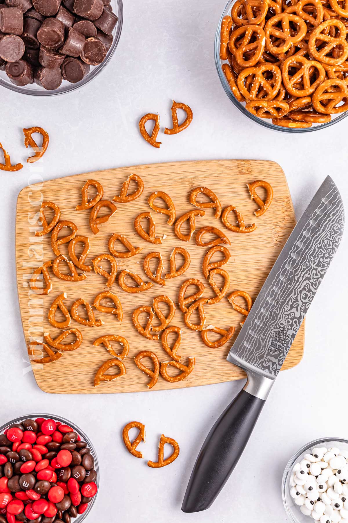 how to make Reindeer Rolo Pretzels