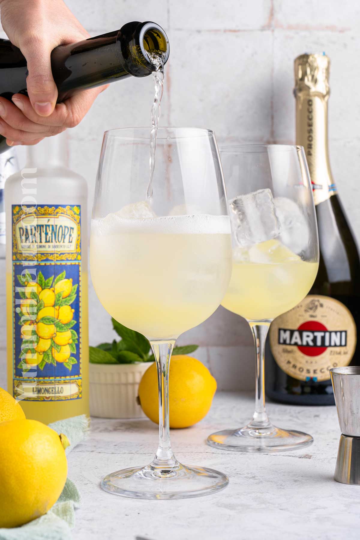 how to make a Limoncello Spritz